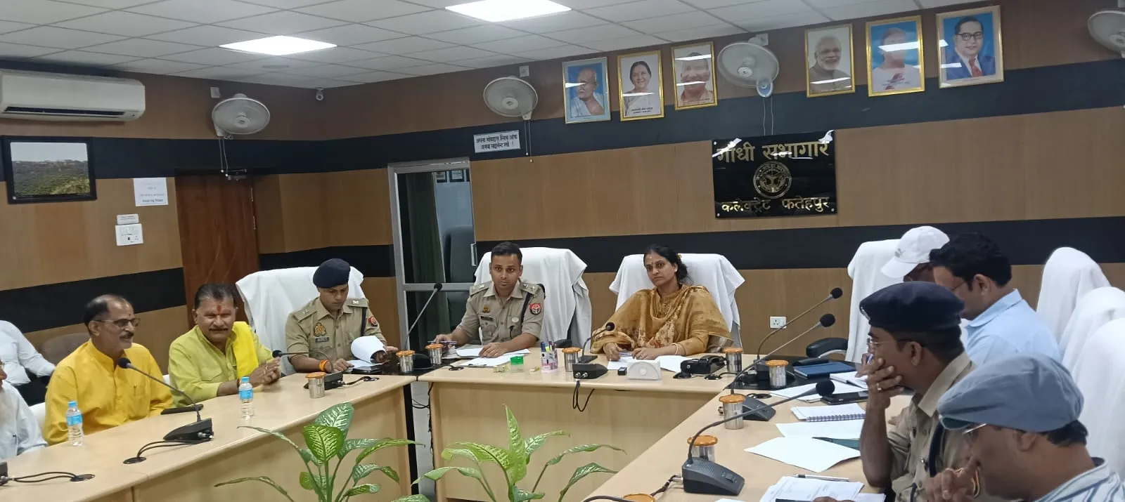 आपस में मिलजुलकर शांति व सौहार्दपूर्ण तरीके से मनाए त्यौहार : डीएम