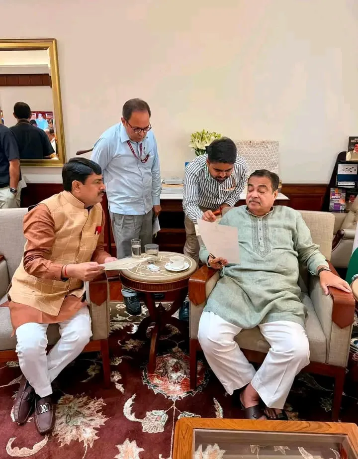 सांसद आनंद भदौरिया ने गडकरी को भेजे चार सड़क परियोजनाओं के प्रस्ताव