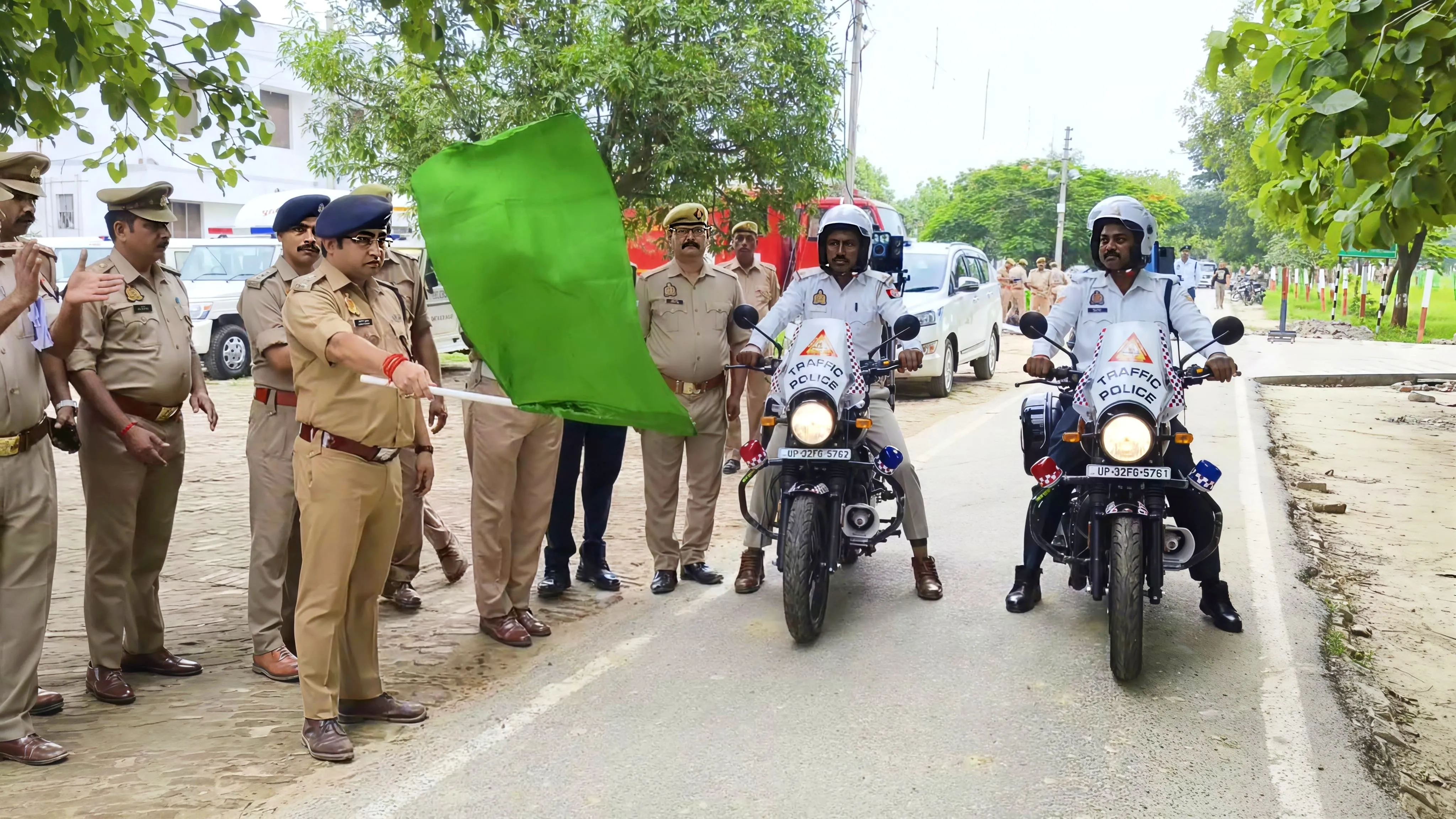 पुलिस अधीक्षक ने दो पहिया इंटरसेप्टर वाहनों को हरी झंडी दिखाकर किया रवाना