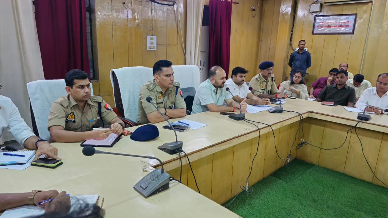 जिलाधिकारी ने कांवड़ यात्रा के सम्बन्ध में अधिकारियों  के साथ की बैठक