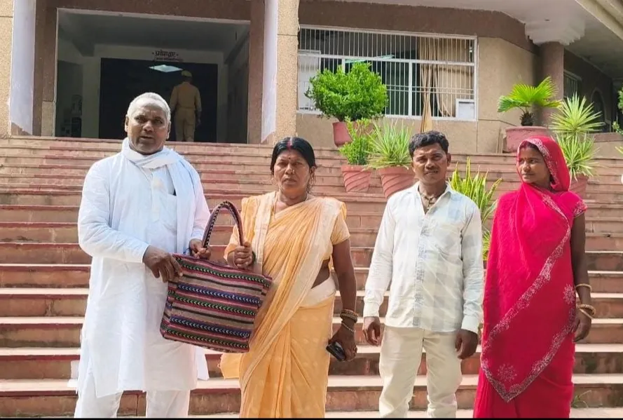 कोर्ट के बाहर छूटा बैग, फिरोजाबाद के युवक ने लौटाकर पेश की ईमानदारी की मिसाल