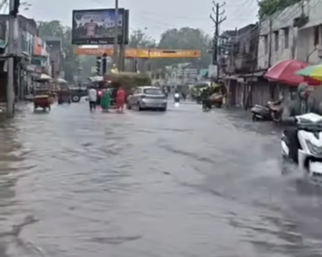 कई दिनों से पड़ रही भीषण गर्मी से निजात दिलाने को इन्द्र देव हुए मेहरबान  