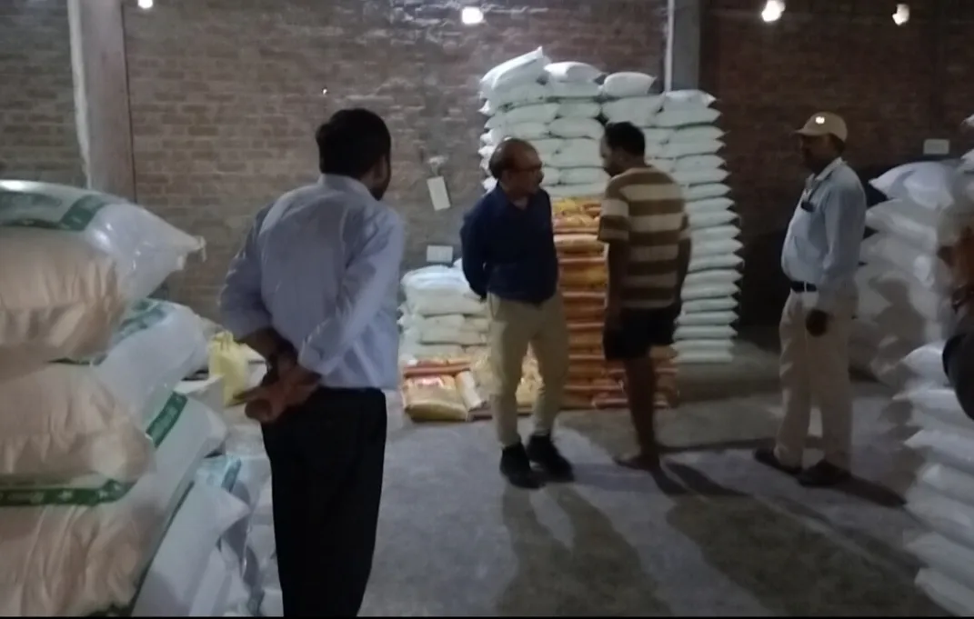 आटे में पत्थर का चूरा पीसे जाने का वीडियो वायरल के बाद  आटे की मिलो में हुई छापेमार कार्रवाई 