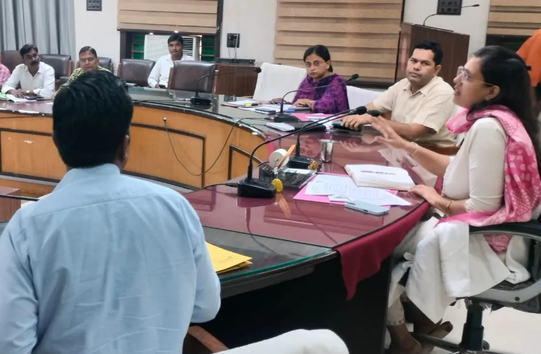 सीडीओ की अध्यक्षता में विकास कार्यों की समीक्षा बैठक सम्पन्न 