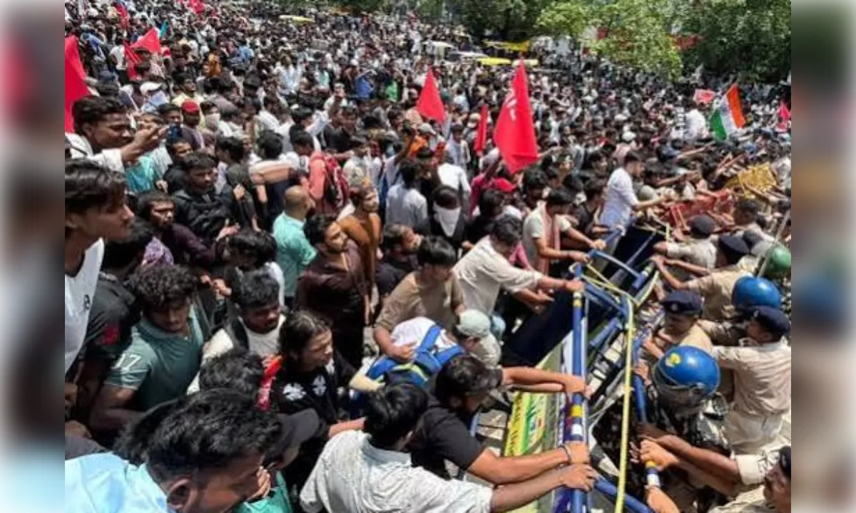 पेपर लीक के विरोध में उतरे पटना के छात्रों पर लाठीचार्ज कर छोड़े आंसू गैस के गोले