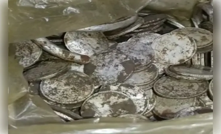 मकान की खुदाई के दौरान चांदी के सिक्के मिलने से फैली सनसनी