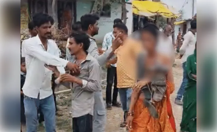 महिला को अर्धनग्न कर बाल काटे और जूतों की माला पहनाई