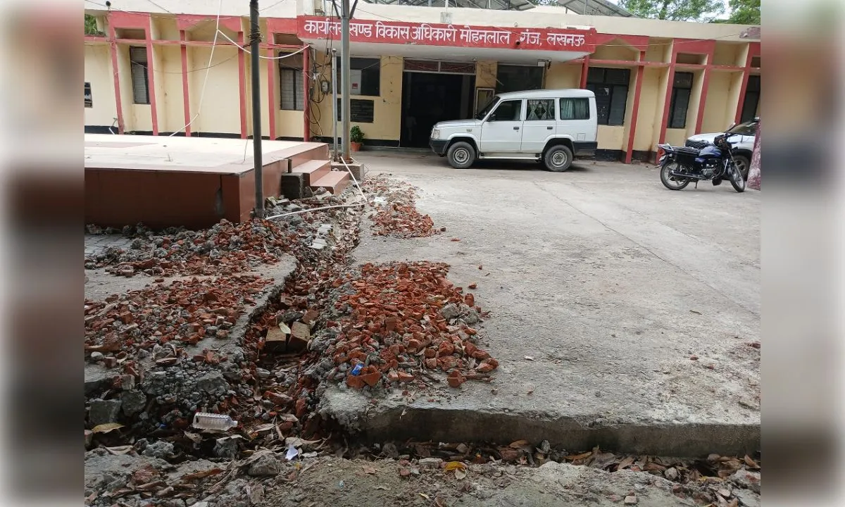 करोड़ों की ब्लॉक निधि फिर भी मुख्यालय में बदहाली का डेरा, एक महीने से खुदी पड़ी नालियां