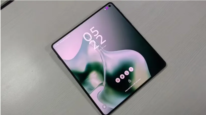 Motorola के पहले फोल्डेबल फोन का रिव्यू: शिद्दत से बनी एक कंप्लीट डिवाइस