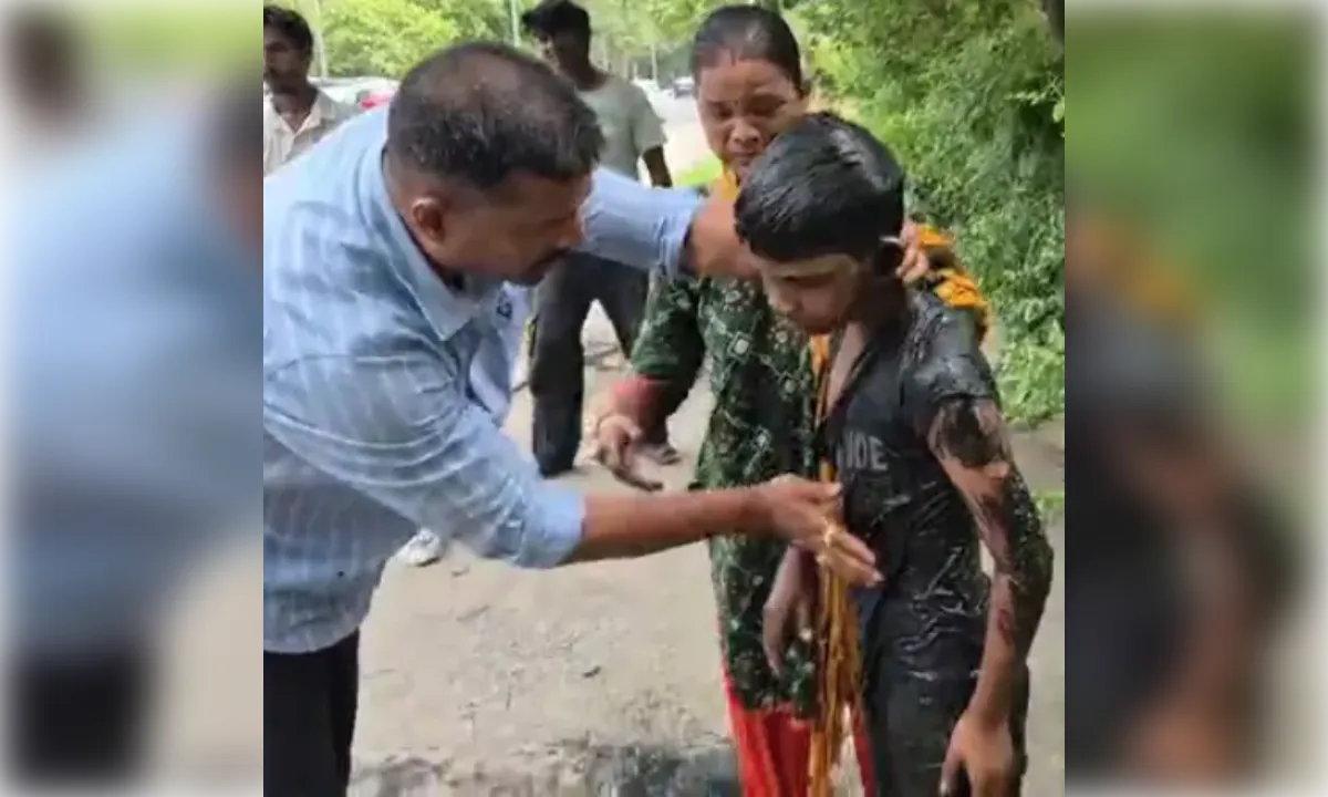 मेन होल में गिरे बच्चे को परिवहन अधिकारी ने बचाया, परिवहन आयुक्त ने की सराहना
