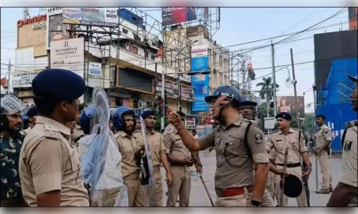 छात्रों पर लाठी नही चलाना चाहते थे पुलिसकर्मी, लेकिन IPS ने कहा नौकरी नही करनी है क्या