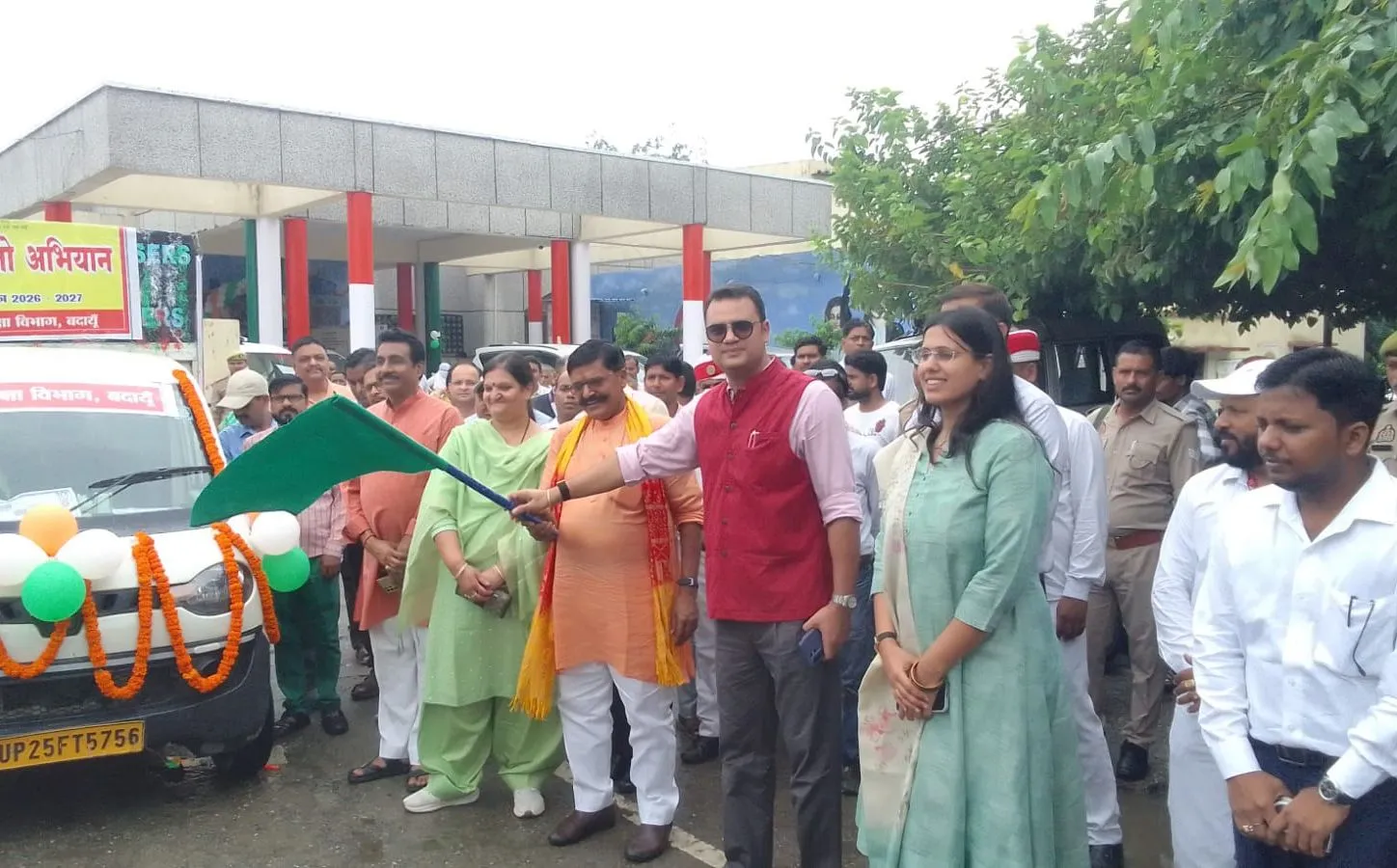 जनप्रतिनिधियों व डीएम ने रैली व जागरुकता वाहन को दिखाई हरी झण्डी 