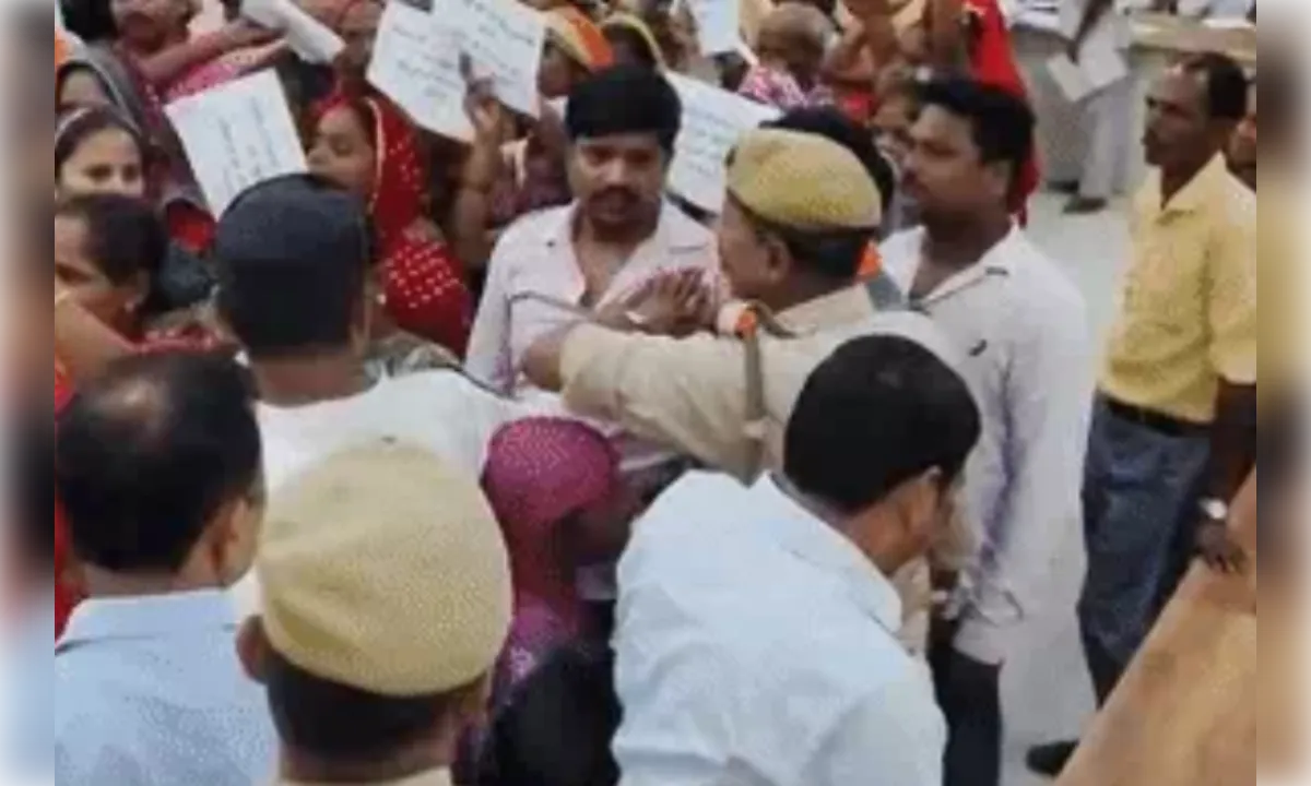 डीएम के सामने ही पीड़ित महिलाओं ने लगाया जिला प्रशासन मुर्दाबाद के नारे