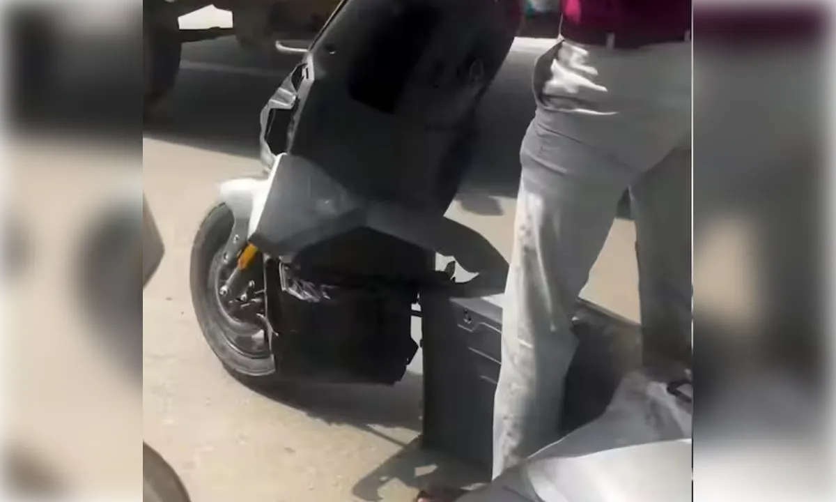 इलेक्ट्रिक स्कूटर का चेसिस टूटा.. दो हिस्सों में बंटा, सुरक्षा पर उठे सवाल, वीडियो वायरल