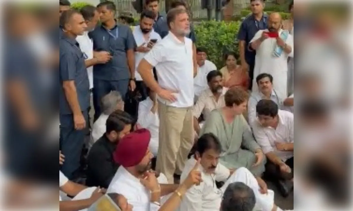 नीट पेपर लीक मामले पर कांग्रेस का प्रधानमंत्री आवास के बाहर धरना
