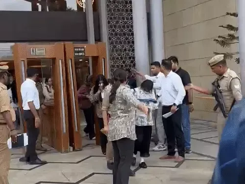 लखनऊ: समिट बिल्डिंग में पकड़ी गईं 35 से अधिक लड़कियां