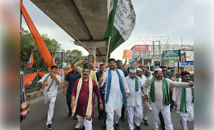 लखनऊ में दिखी एकजुटता, भगवामय महौल के बीच जोरदार स्वागत
