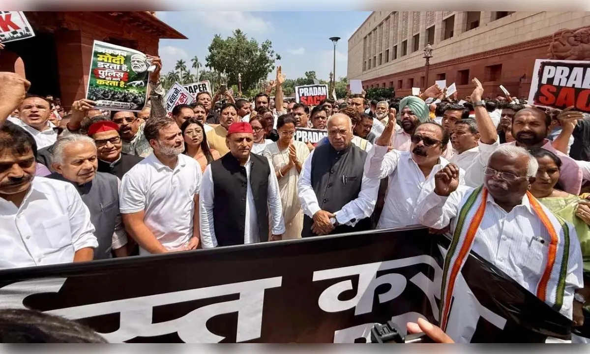 मोदी के ऐलान पर भी नहीं थमा घमासान विपक्ष, बोला-पहले शिक्षा मंत्री इस्तीफा दें