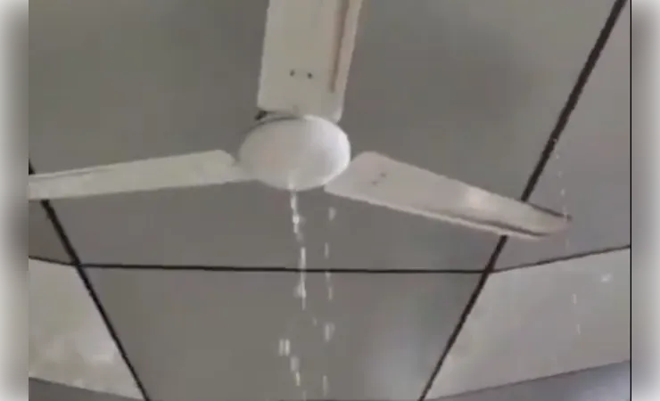 बनारस रेलवे स्टेशन पर बारिश बनी मुसीबत, प्लेटफॉर्म की छत से टपका पानी