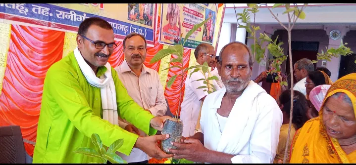 गुरु पूर्णिमा पर 2000 पौधे वितरित कर दिया पर्यावरण संरक्षण का संदेश 