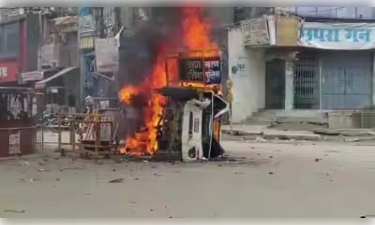 सीवान में नीट प्रदर्शन बेकाबू, हिंसा से दहला पूरा शहर, पुलिस पर पथराव-फायरिंग