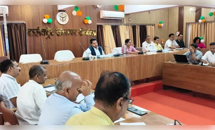 सी0एम0 डैशबोर्ड के माध्यम से डीएम ने की विकास कार्यों की समीक्षा