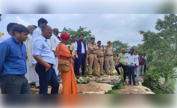 विजयगढ़ दुर्ग व रामसरोवर का डीएम-एसपी ने किया निरीक्षण