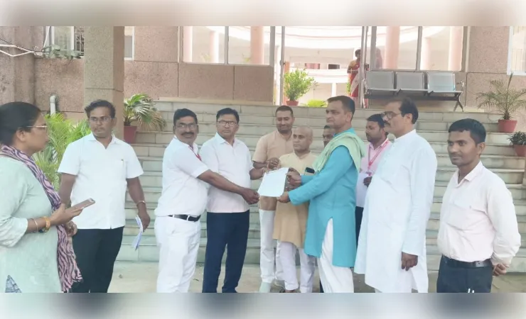 वित्तविहीन शिक्षक महासभा ने डीएम को सौंपा चार सूत्रीय मांगपत्र