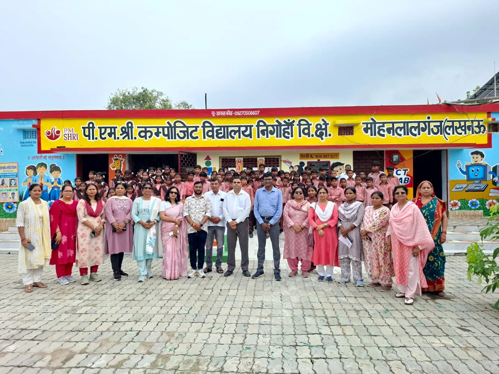 कहीं तिलक तो कहीं पुष्पवर्षा कर हुआ बच्चों का स्वागत 