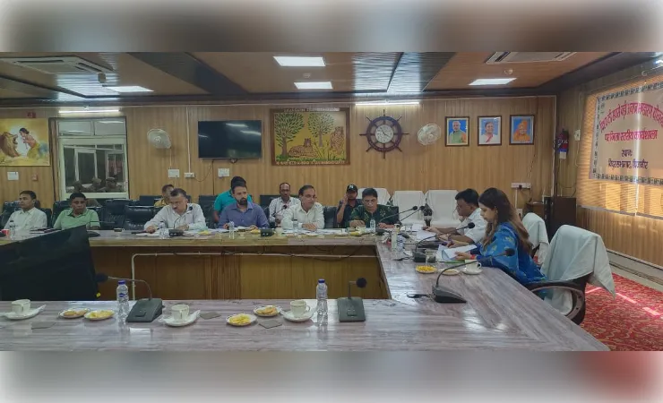 विद्यालय वाहनों की सुरक्षा पर सख्ती, अनफिट वाहन बंद होंगे: डीएम