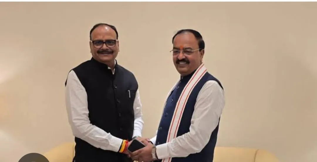 बृजेश के घर पहुंचे केशव, जाना हाल-चाल 