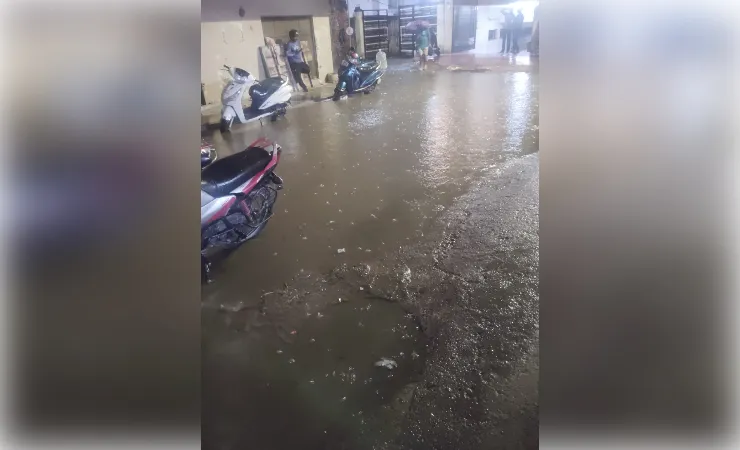 नगर निगम मुख्यालय से चंद दूरी पर बेलदारी लेन में जलभराव, हल्की बारिश ने खोली पोल