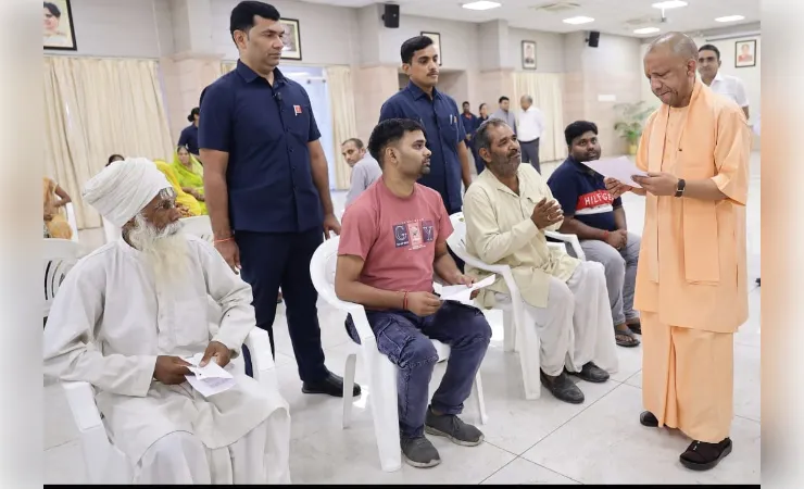 सीएम के जनता दरबार में मिले पीड़ित आउटसोर्स कर्मी, तबादले को लेकर लगाई गुहार