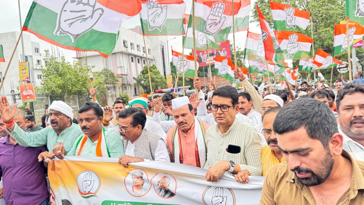 शहर कांग्रेस ने निकाली सदबुद्धि पदयात्रा 
