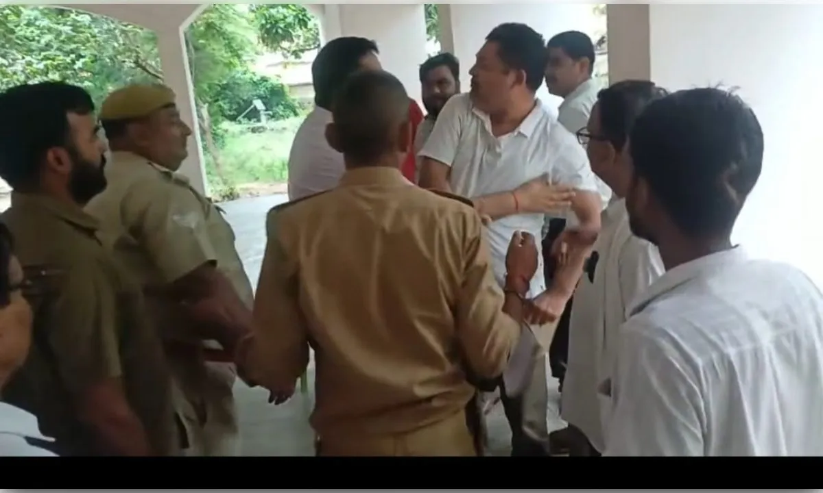 तहसील में पढ़े-लिखे कर्मचारियों की मारपीट से उठे सवाल, क्या यही है प्रशासन का अनुशासन? 