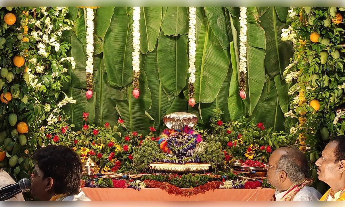 लक्ष्मण नगरी में वृन्दावन का उल्लास: बाबा चित्र-विचित्र की भजन संध्या में झूमे श्रद्धालु