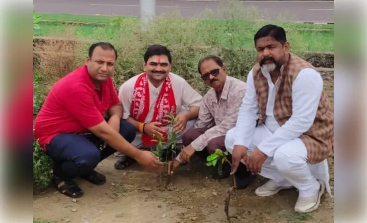 समाचार पत्र वितरकों ने मनाया रक्षामंत्री का जन्मदिवस 