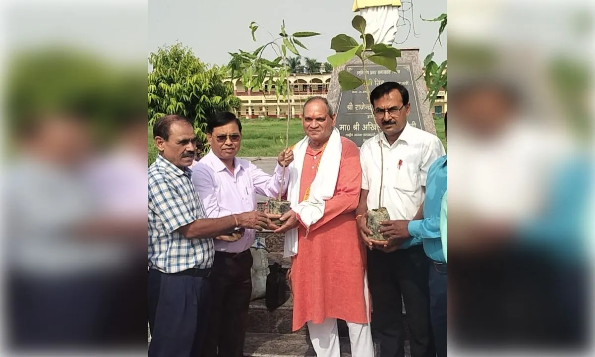 कॉलेज में, बच्चों और बड़ों ने मिलकर रोपे पौधे, पर्यावरण संरक्षण का दिया संदेश
