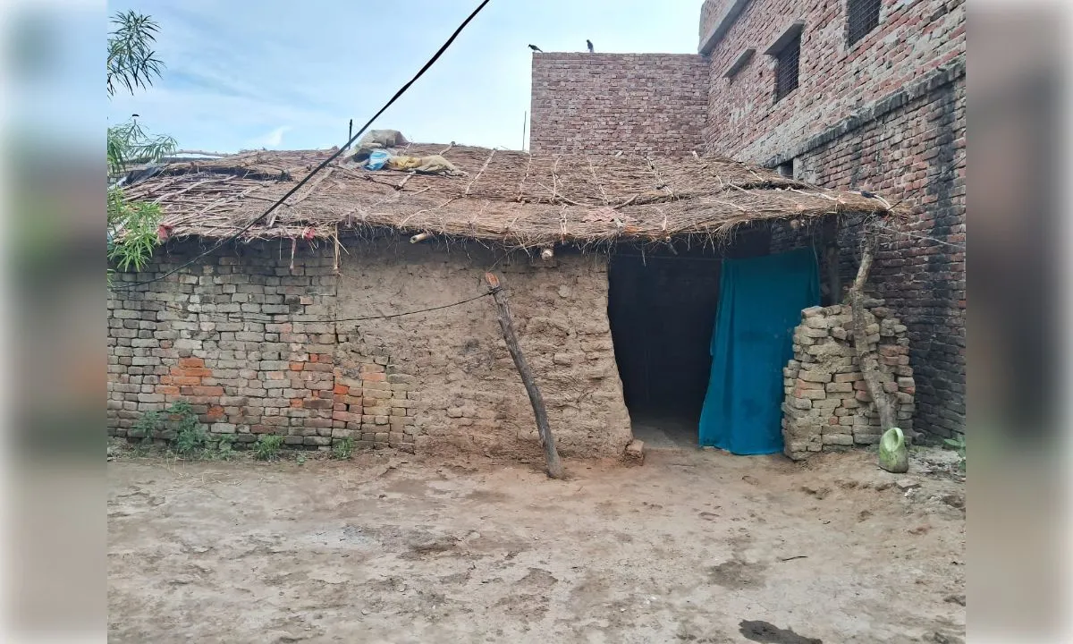 सरकारी आवास का सपना अधूरा, छप्पर के नीचे गुजर रही गरीबों की जिंदगी