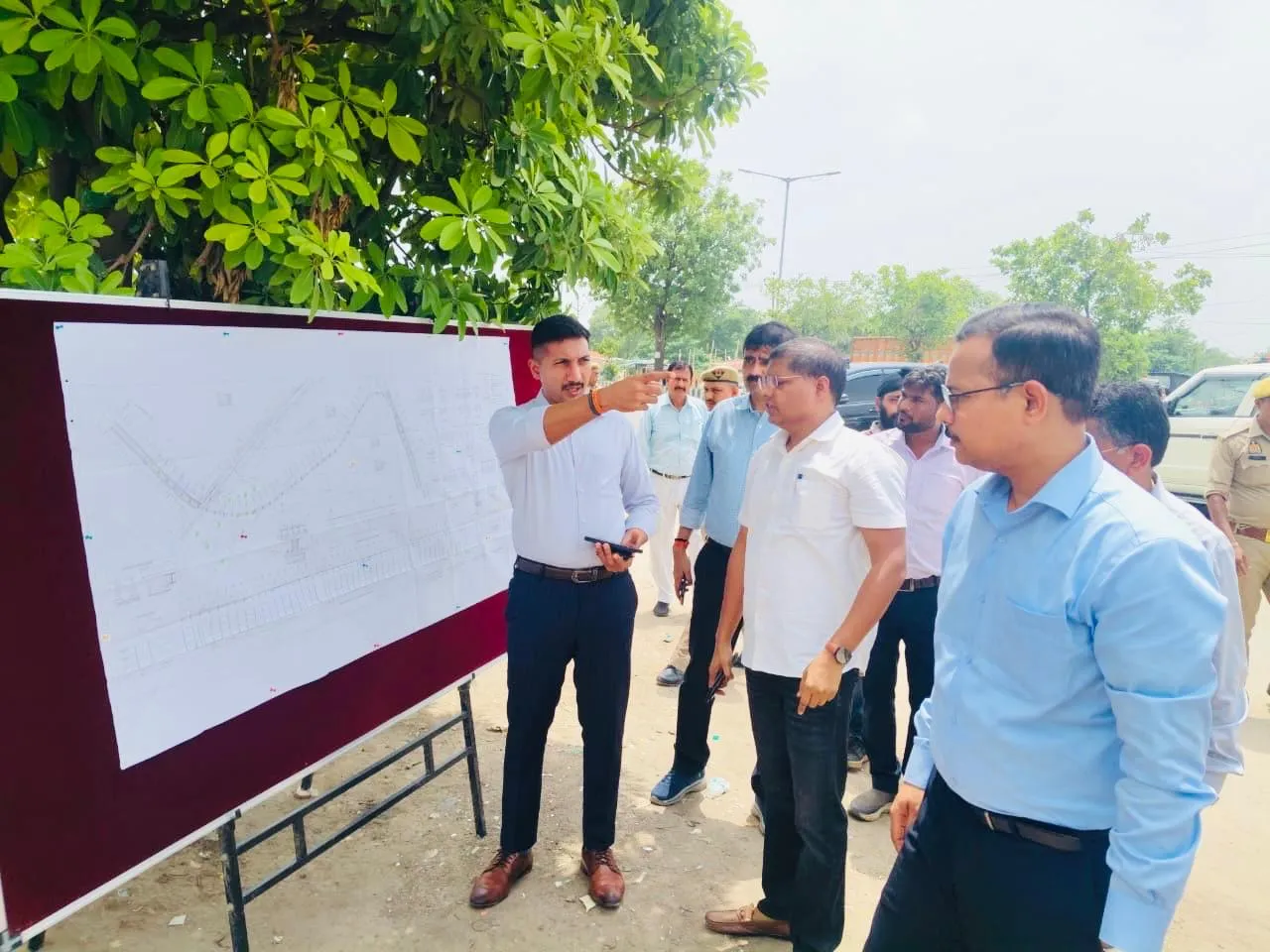 डीएम ने दुबग्गा में प्रस्तावित फ्लाईओवर का किया निरीक्षण