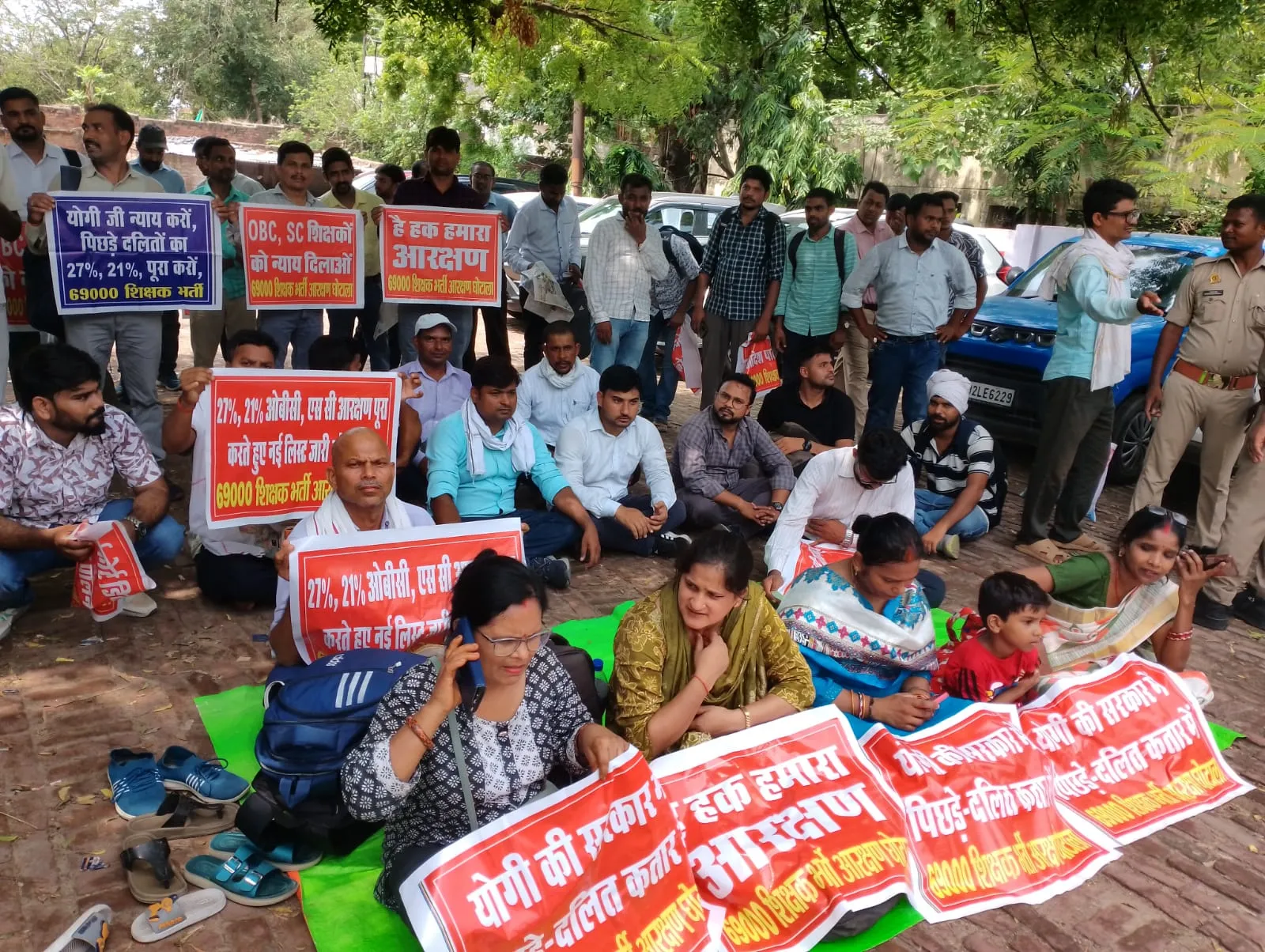 \शिक्षक भर्ती  को लेकर अभ्यर्थियों का धरना