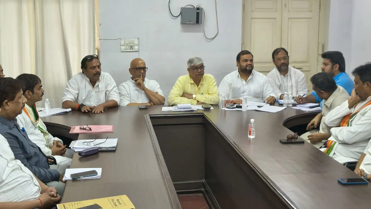 कांग्रेस प्रभारी  की मुखर होकर संघर्ष करने की अपील