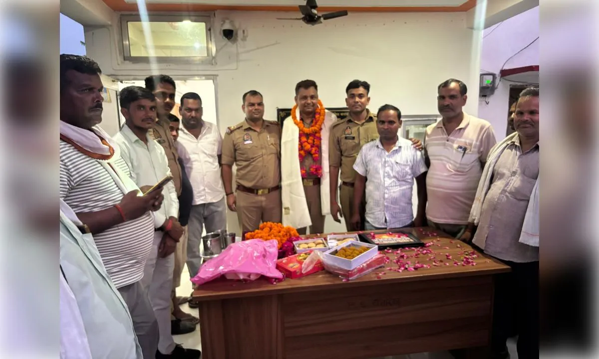 18 महीने बाद मोहदीपुर चौकी प्रभारी संजय कुमार की भावुक विदाई, आंखें नम