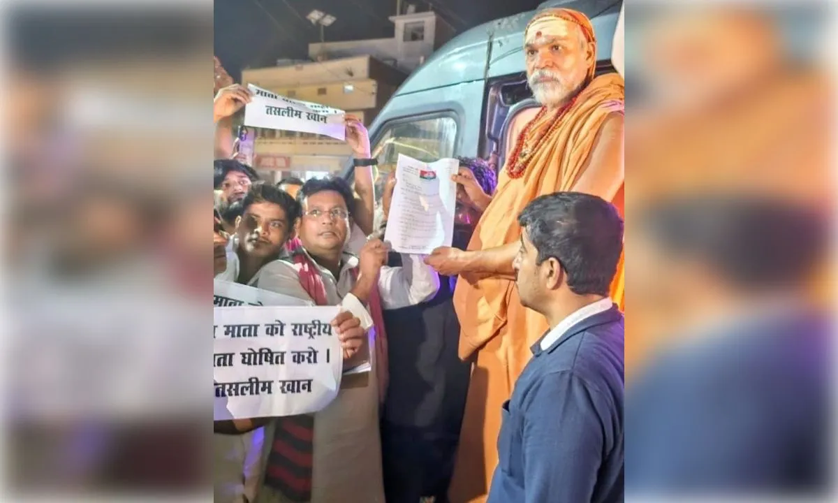 गौमाता को राष्ट्रीय पशु घोषित करने की मांग, स्वामी अविमुक्तेश्वरानंद को राष्ट्रपति के नाम सौंपा गया ज्ञापन