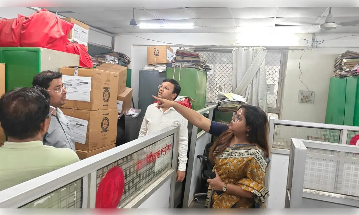 जोन-4 कार्यालय में जब्त प्रतिबंधित पॉलीथिन देख भड़के नगर आयुक्त