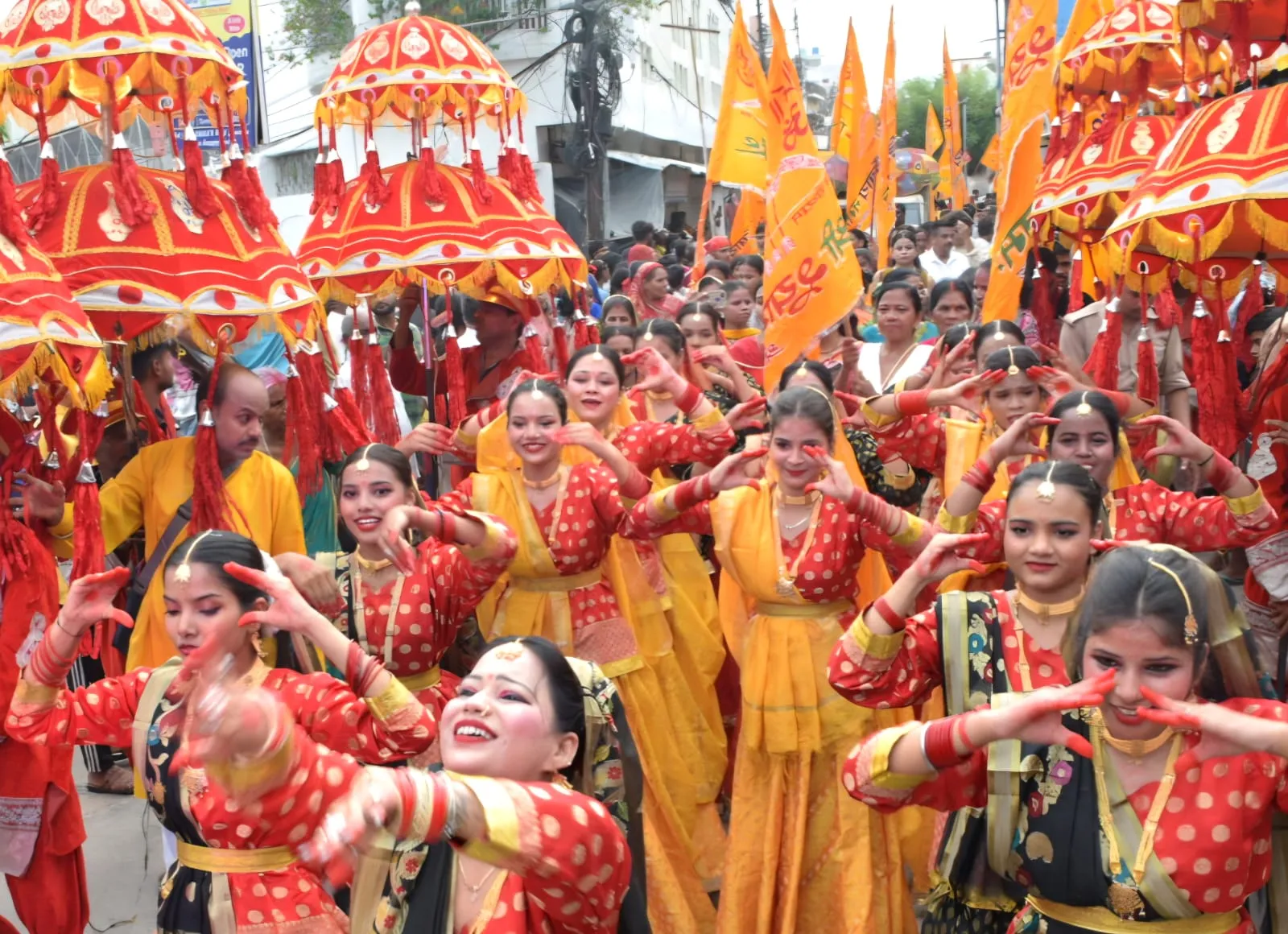 घुमड़ते बादलों और जयघोष के बीच नगर भ्रमण पर निकले जग के नाथ