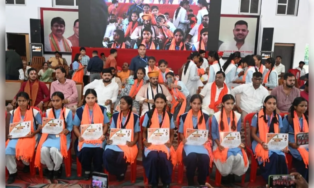 1200 मेधावियों का हुआ सम्मान, लक्ष्य तय कर मेहनत करें तभी मिलेगी सफलता : बृजभूषण