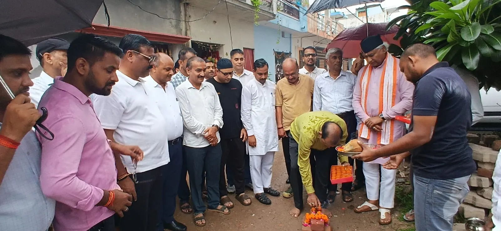 डा नीरज बोरा ने क्रांतिकारी मंगल पांडे की प्रतिमा पर किया माल्यार्पण