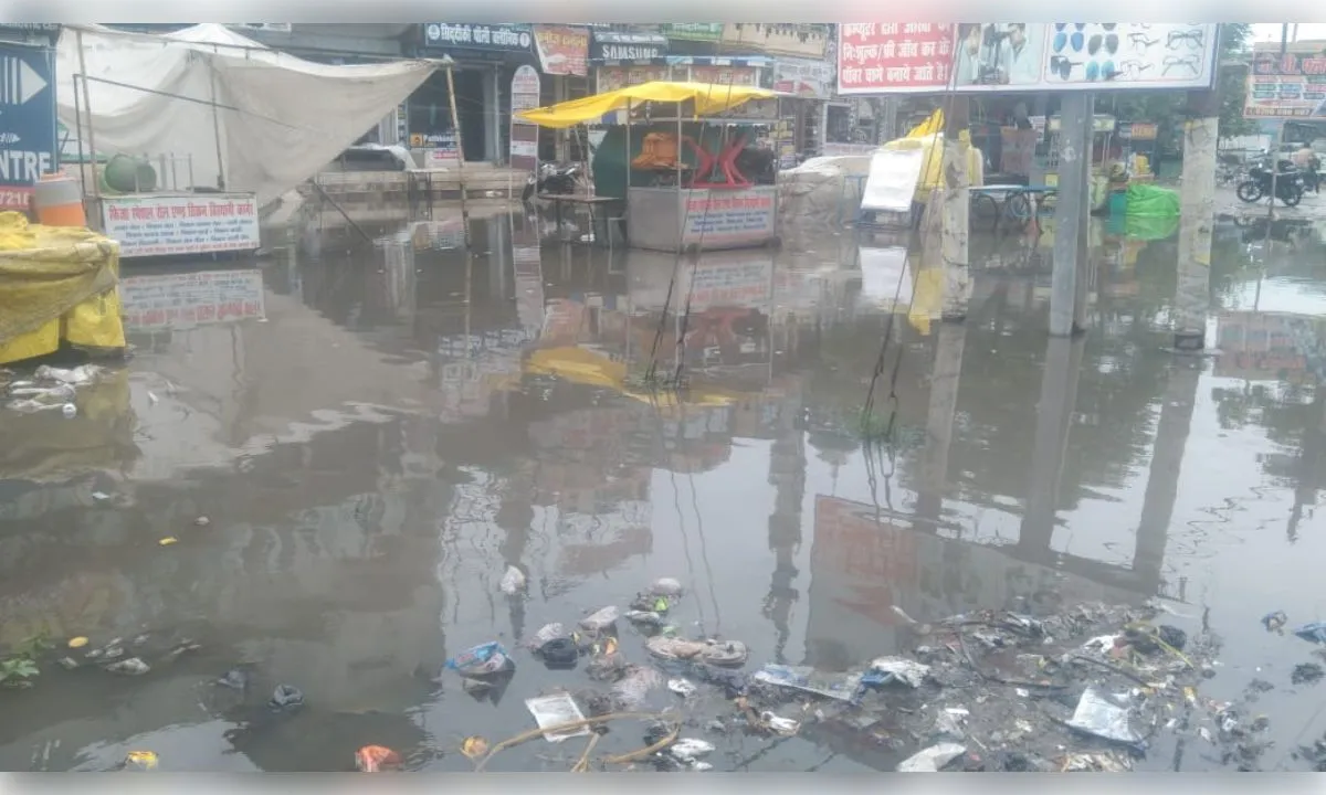 दुकानों के सामने जलभराव, ग्राहकों और राहगीरों को आवागमन में दिक्कत  