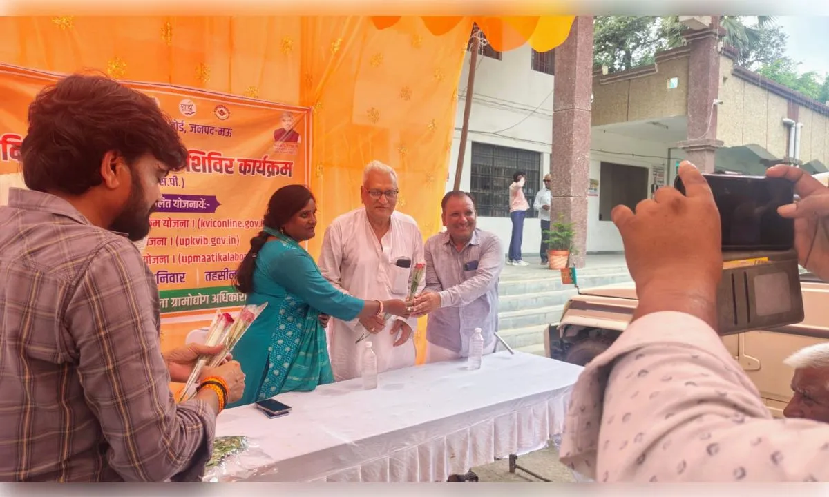 मऊ तहसील में जनसामान्य को स्वरोजगार योजनाओं की दी गई विस्तृत जानकारी 